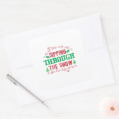 クリスマスギフトが雪の中を飛び回る スクエアシール (封筒)