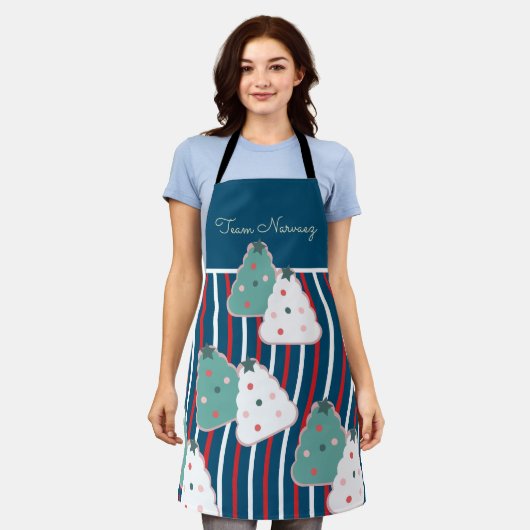 クリスマスクッキーツリーベーキングチームネームペパーミント エプロン (着用した状態)