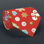 クリスマスクッキーパターン（の模様が）あるレッドフェスティバル ネクタイ<br><div class="desc">雪片、雪だるま、パターン（の模様が）あるクリスマスの木、オーナメント、星の形で、お祭り的に砂糖のクリスマスクッキーとキュートなクリスマスタイ。</div>