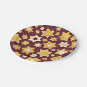 クリスマスクッキーリースと深いプラム背景 ペーパープレート (アングル)