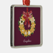 クリスマスクッキーリースと深いプラム背景 メタルオーナメント (右)