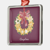 クリスマスクッキーリースと深いプラム背景 メタルオーナメント (左)