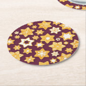 クリスマスクッキーリースと深いプラム背景 ラウンドペーパーコースター (アングル)