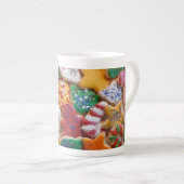 クリスマスクッキーIカラフルホリデーベーキング ボーンチャイナマグカップ (正面右)