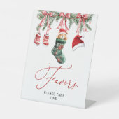 クリスマスグリーンと赤い果実が看板を引き立てる 台座サイン (正面)