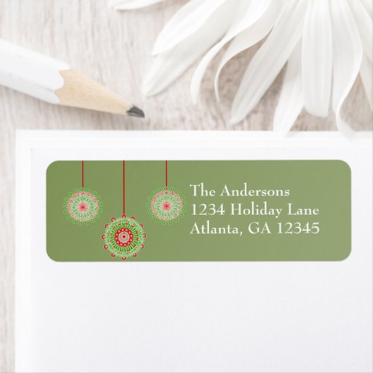 クリスマスグリーンのピンクとグリーンのオーナメント ラベル (インサイチュ)