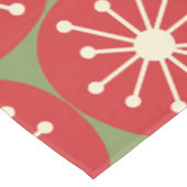 クリスマスグリーンの赤いクリームにアトミックエイジのレトロドット テーブルクロス (アングル)