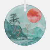 クリスマスグリーンマウンテンアドベンチャーアウトドアカップル ガラスオーナメント (正面)