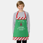 クリスマスグリーン&レッド白ストライプ小妖精や小人キッズ エプロン (着用した状態)