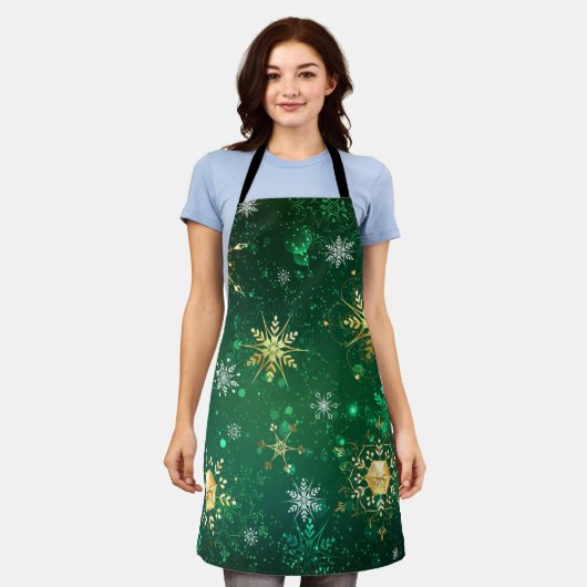 クリスマスゴールデンスノーフレークonグリーンバックグラウンド エプロン (着用した状態)