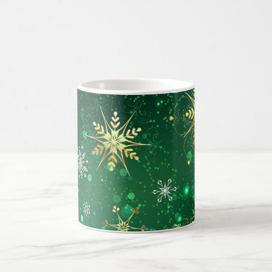 クリスマスゴールデンスノーフレークonグリーンバックグラウンド コーヒーマグカップ (中央)