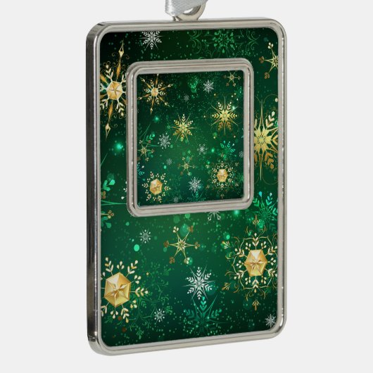 クリスマスゴールデンスノーフレークonグリーンバックグラウンド シルバープレートフレームオーナメント (右)