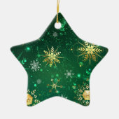 クリスマスゴールデンスノーフレークonグリーンバックグラウンド セラミックオーナメント (正面)