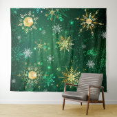 クリスマスゴールデンスノーフレークonグリーンバックグラウンド タペストリー (インサイチュ(横))