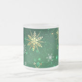 クリスマスゴールデンスノーフレークonグリーンバックグラウンド フロストグラスマグカップ (中央)