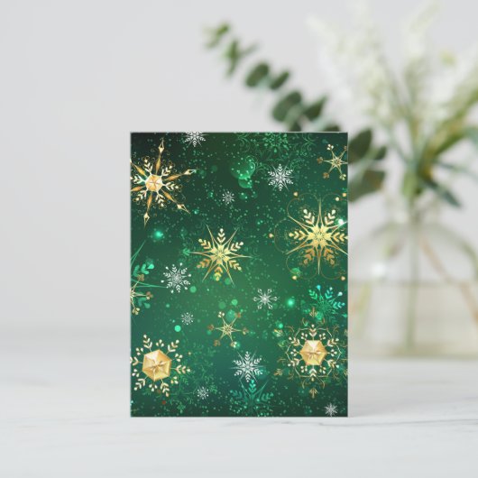 クリスマスゴールデンスノーフレークonグリーンバックグラウンド ポストカード (スタンド正面)