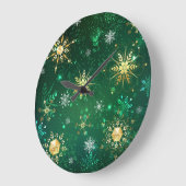クリスマスゴールデンスノーフレークonグリーンバックグラウンド ラージ壁時計 (傾斜)