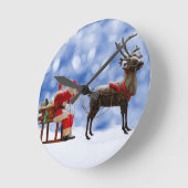 クリスマスサンタトナカイそり雪 ラウンド壁時計 (傾斜)