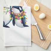 クリスマスサンタハットを着た3頭のクジラ キッチンタオル (四つ折り)