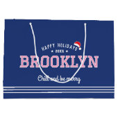 クリスマスサンタハットネームタイポグラフィネイビーピンクレッド ラージペーパーバッグ (裏面)