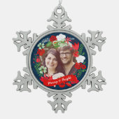 クリスマスシェブロンフローラリース写真パーソナライズされた スノーフレークピューターオーナメント (正面)