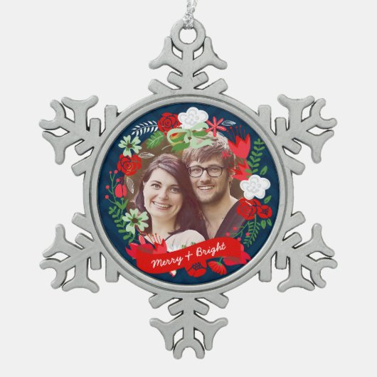 クリスマスシェブロンフローラリース写真パーソナライズされた スノーフレークピューターオーナメント (正面)