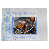 クリスマスシルバーブルーの雪片写真 ラージペーパーバッグ (正面)