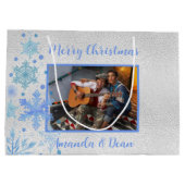 クリスマスシルバーブルーの雪片写真 ラージペーパーバッグ (裏面)