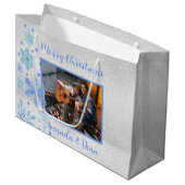 クリスマスシルバーブルーの雪片写真 ラージペーパーバッグ (正面アングル)