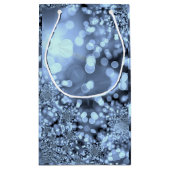 クリスマスシルバー青いスノーフレーク スモールペーパーバッグ (裏面)