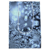 クリスマスシルバー青いスノーフレーク ミディアムペーパーバッグ (裏面)