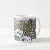 クリスマスシーズンの雪の庭のマグカップ&ホットココア コーヒーマグカップ (正面右)