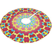 クリスマスシーズン赤い黄色のティール（緑がかった色）クラシックパターン ブラッシュドポリエステルツリースカート (アングル)