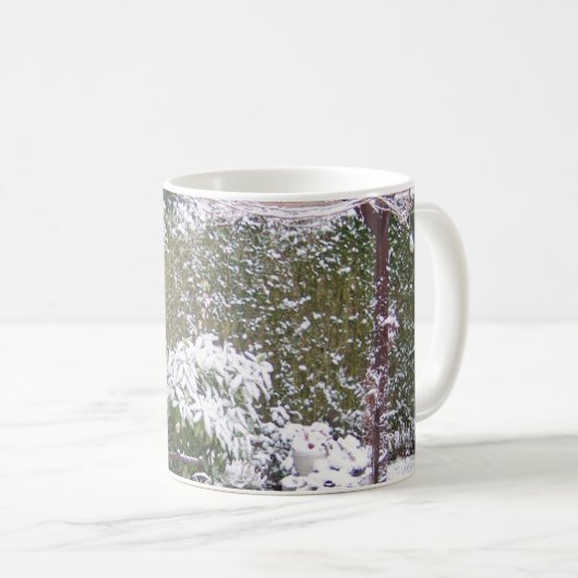 クリスマスシーズン、庭の雪 コーヒーマグカップ (正面右)