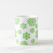 クリスマスシームレスグリーン雪片 コーヒーマグカップ (中央)