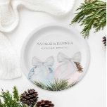 クリスマスジェンダーが赤ちゃんシャワーを明らかにする紙プレート ペーパープレート<br><div class="desc">Holiday Genderブルーとピンクのクリスマスオーナメントで設計された紙プレートを明らかにする。私たちの店で一致するアイテムCavaパーティーデザイン。</div>