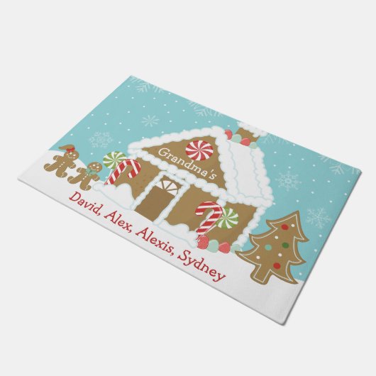 クリスマスジンジャーブレッドおばあちゃんの家パーソナライズされた ドアマット (アングル)