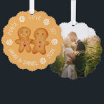 クリスマスジンジャーブレッドカップル写真雪片かわいい オーナメントカード<br><div class="desc">クリスマスのデザイン：かわいい小さなジンジャーブレッドのフィギュアのペア – ジンジャーブレッドマンと女性 – 手を持って、薄い茶色の背景に、単語の間に白い雪のアーチ文字に囲まれた。上のメッセージは平和の愛の喜びであり、下の名前と年がある。背面には、Pixabayからカップルのプレースホルダフォトキスをするが、商業用に無料であることを持っている。Stable Diffusion AIを使ってジンジャーブレッドのフィギュアを作り出す。私は私の世代を商業目的を含むあらゆる法的目的のために使用し、それらを私の作品に組み込む権利を持っている。</div>
