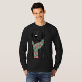 クリスマススカーフを取り付けたブラックラボ Tシャツ (正面フル)