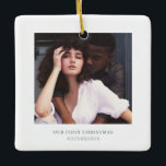 クリスマススタイリッシュ |カップルミニマルのエレガント写真 セラミックオーナメント<br><div class="desc">セージ・グリーン・ミニマルエレガントリスト |メリーと結婚した、結婚または婚約フォトセラミックオーナメント</div>