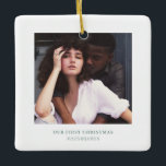 クリスマススタイリッシュ |カップルミニマルのエレガント写真 セラミックオーナメント<br><div class="desc">セージ・グリーン・ミニマルエレガントリスト |メリーと結婚した、結婚または婚約フォトセラミックオーナメント</div>
