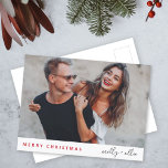 クリスマススタイリッシュ |トレンディーモダンカップルの写真 シーズンポストカード<br><div class="desc">タイポグラフィスタイリッシュが赤モダンで手書きのスクリプトタイポグラフィの"Merry Christmas"の休日の写真はがきクリーンなミニマルシンプル主義の白い背景のカップルの名前。写真、名前、あいさつ文は個人のカスタマイズtouchのために簡単に行える。このシンプルホリデーシーズンに出るコンテンポラリーデザイン、ミニマル、クリスマス！表示される画像はイラストレーション目的のためにのみ自分の写真に置き換えられる。プレースホルダーイメージは幸せなカップルの。</div>