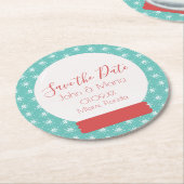 クリスマススノーグローブスノーフレークが日付のラウンドを保存 ラウンドペーパーコースター (アングル)