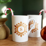 クリスマススノーフレークモノグラムのボーン中国マグカップ ボーンチャイナマグカップ<br><div class="desc">あなたはもし私のような銅フェイク箔の雪の結晶にとりつかれ楽しむば、この骨中国のマグカップがあなたの紅茶のために持つだろう。イニシャルを追加し、ホリデーシーズンを通して毎年のように見えるフェスティバル飲み物用品のコレクションに追加する。あなたの人生の特別な雪の結晶のための素敵な贈り物を作る。</div>