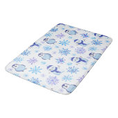 クリスマススノーフレーク、雪だるまとペンギン バスマット (アングル)