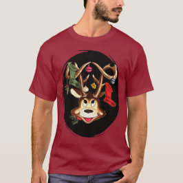 クリスマスソックスで飾られた笑顔のトナカイ Tシャツ