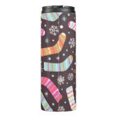 クリスマスソックスと雪片：ヴィンテージ模様 タンブラー (裏面)