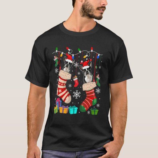 クリスマスソックスにサンタ・ボストン・テリア犬2頭 Tシャツ (正面)