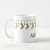 クリスマスソックスの季節のストッキングに名前を追加 コーヒーマグカップ (左)