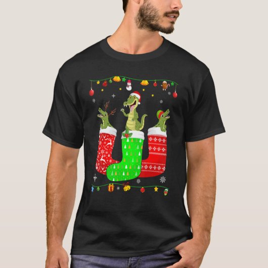 クリスマスソックスの3つのクロコダイズのマッチングクリスマス Tシャツ (正面)